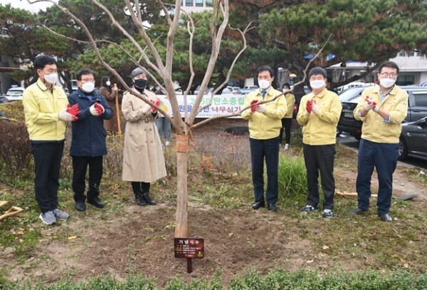 22일 이환주 시장과 관계자들이 남원시청 내 근민정 인근에서 시목인 배롱나무를 심었다.