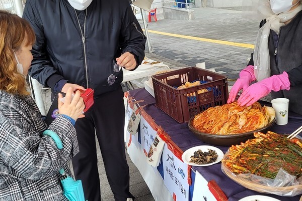 22일 오전 전북도청 광장에서는 ‘김치의날’을 맞아 기념 행사 및 포장 김치 할인 판매가 이뤄졌다. /사진 = 김영호 기자