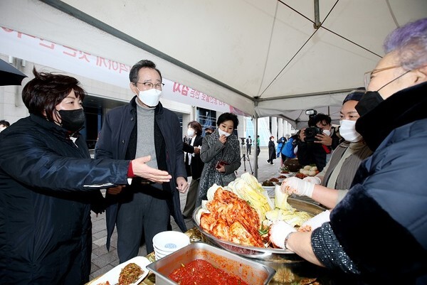 22일 오전 전북도청 광장에서 열린 ‘김치의날’기념 행사 및 포장 김치 할인 판매전에 송하진 전북도지사가 참석했다. /사진 제공 = 전북도
