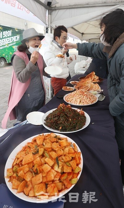 제3회 통일김치 김장담그기 및 나눔행사가 전북도청 광장에서 열린 22일 시민들이 진열된 김치를 맛보고 있다. /사진 = 조현욱 기자