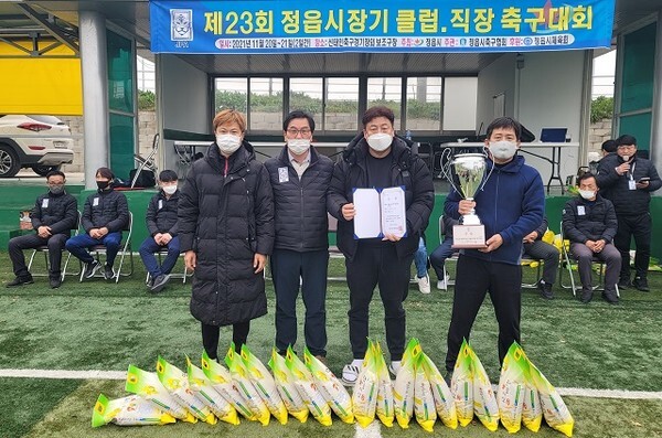 제23회 정읍시장기 클럽·직장 축구대회에서 직장부 우승을 차지한 제우스FC.
