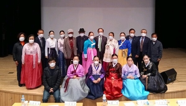 지난 20일 고창 동리국악당에서 열린 '제3회 고창 전국시조경창대회'에서 수상자 등이 기념촬영을 하고 있다.