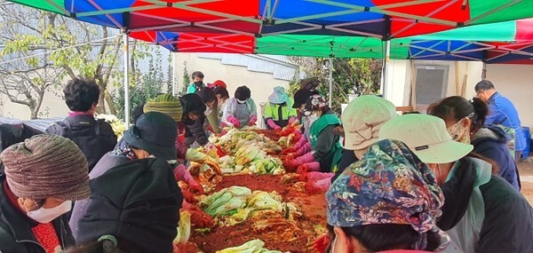 2021년 대산면 사랑의 김장나눔행사에서 회원들이 김치를 담그는 모습.