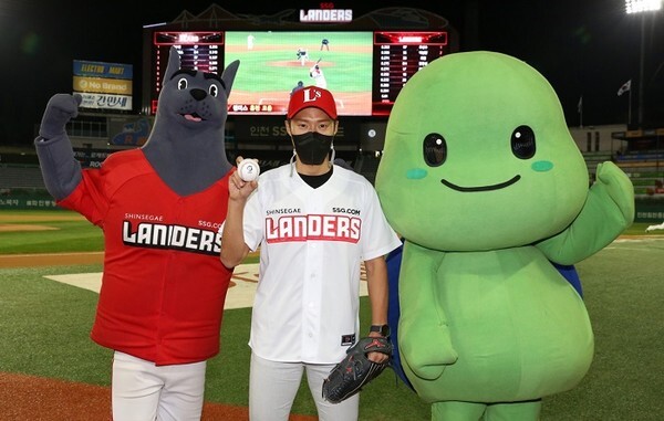 한국 프로야구 팀 SSG 랜더스 응원단에 합류한 LX한국국토정보공사 캐릭터 랜디(맨 오른쪽) /사진 제공 = 한국국토정보공사