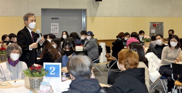 23일 전북여성교육문화센터 대강당에서 열린 시민원탁회의에서 김승수 전주시장이 발언하고 있다.