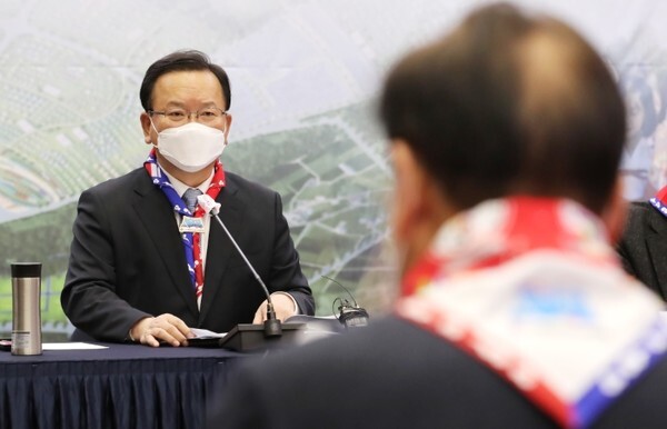 김부겸 국무총리(왼쪽)가 23일 오후 전북도청에서 열린 2023 새만금 제25회 세계스카우트잼버리 제1차 정부지원위원회에서 발언하고 있다. /사진 = 연합뉴스