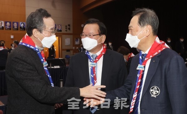 2023 새만금(제25회 세계스카우트잼버리) 제1차 정부지원위원회가 23일 전북도청 대회의실에서 열려 (왼쪽부터) 송하진 도지사와 김부겸 국무총리, 강태선 한국스카우트연맹 총재가 이야기를 나누고 있다. /사진 = 조현욱 기자