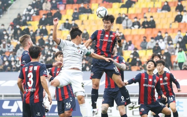 21일 경기도 수원월드컵경기장에서 열린 '하나원큐 K리그 1' 수원FC와 전북 현대 모터스의 경기. 수원FC 양동현이 헤딩으로 공을 걷어내고 있다. /사진 = 연합뉴스