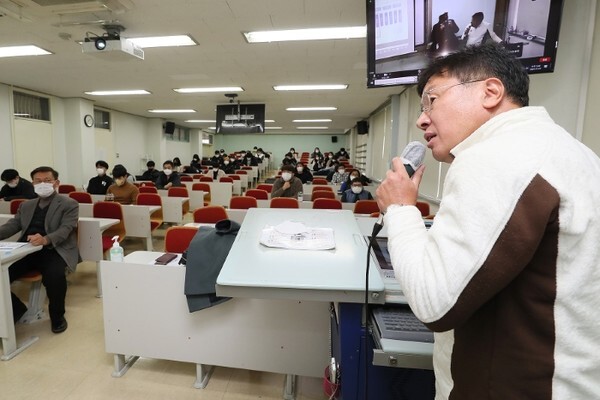 우석대학교 약학과 동문인 이동희 전 식품의약품안전평가원장이 ‘바이오의약품 개발 및 인허가 과정에서의 약사의 직능’을 주제로 강연을 펼쳤다.
