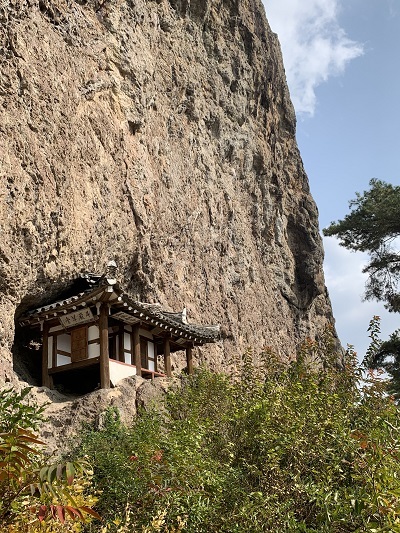 전좌바위 중턱 바위굴에 자리한 두암초당.