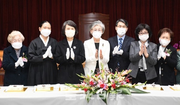 전북여성단체협의회 45년사 출판 기념회가 24일 전북여성교육문화센터에서 열려 참석자들이 기념촬영을 하고 있다. /사진 = 오세림 기자