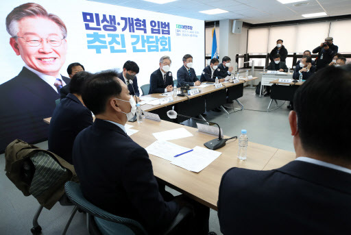 더불어민주당 이재명 대선 후보가 24일 서울 여의도 중앙당사 회의실에서 열린 민생·개혁 입법 추진 간담회에서 발언하고 있다. /연합뉴스