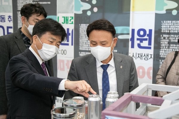 강임준 군산시장이 도시재생지원센터 성과공유회 및 전시장을 방문해 설명을 듣고 있다.