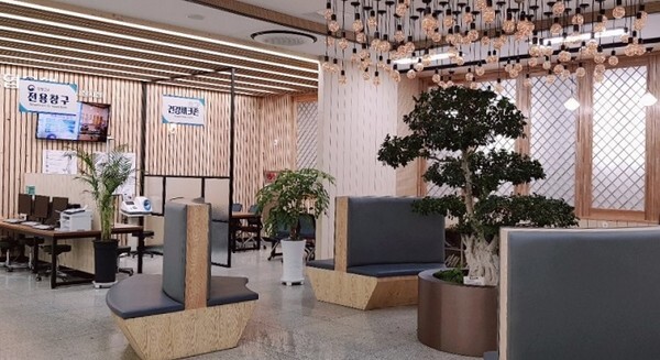 ‘2021년 국민행복민원실’에 우수기관으로 선정된 군산시 종합민원실 전경.