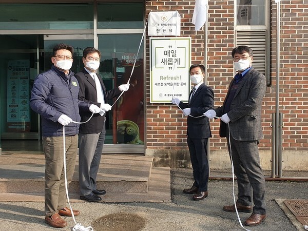 NH농협은행 전북본부가 군산에 위치한 ㈜동우팜투테이블을 찾아 2021년 자랑스런 농식품기업賞 현판식을 진행했다.
