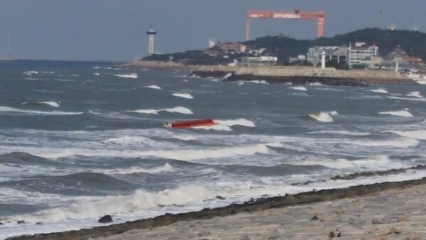 지난 24일 오전 11시 51분께 군산 비응항 1㎞ 해상에서 양식장 관리선 A호가 전복된 모습.