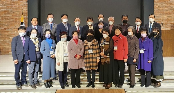 전북문단 신인상 수상자들이 기념촬영을 하고 있다.