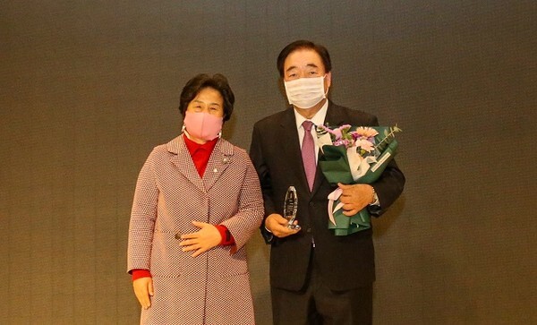 전북문협 창립 60주년 기념 문학제에서 공로패를 받은 전라북도의회 최찬욱 의원(오른쪽)이 기념사진을 촬영하고 있다.