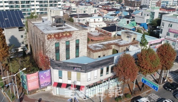 지난 2004년 전주시 진북동 천변에 개관한 우진문화재단 전경.