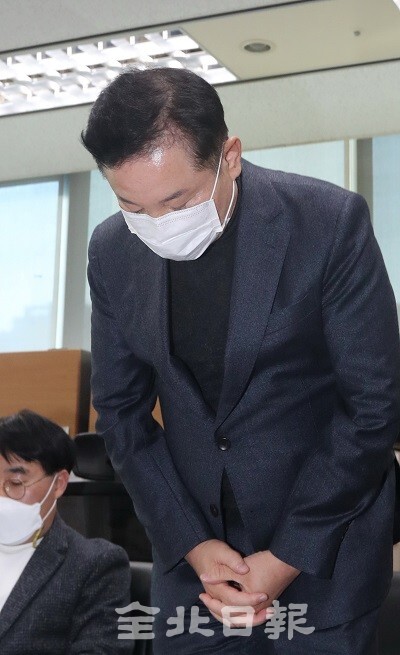 송지용 전북도의장이 25일 전북도의회 기자실에서 최근 폭언·갑질논란에 대해 당사자를 비롯한 도민, 공직자들에게 사과를 하며 고개를 숙이고 있다. /사진 = 조현욱 기자