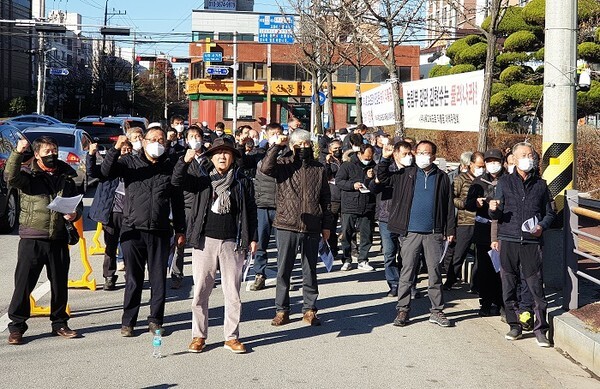 서부내륙고속도로 공사에 편입된 땅에서 농사를 짓고 있는 익산지역 농민들이  26일 익산시청 앞에서 궐기대회를 열고 농지전용 취소 및 공익직불금 지급방안 즉시 마련을 촉구했다.