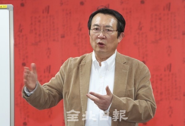 전북일보 리더스아카데미 제8기 2학기 11강이 열린 지난 25일 전북일보사 공자아카데미 화하관에서 남종원 전 연세대 객원교수가 '새로운 시대의 재테크'를 주제로 강의하고 있다. /사진 = 조현욱 기자