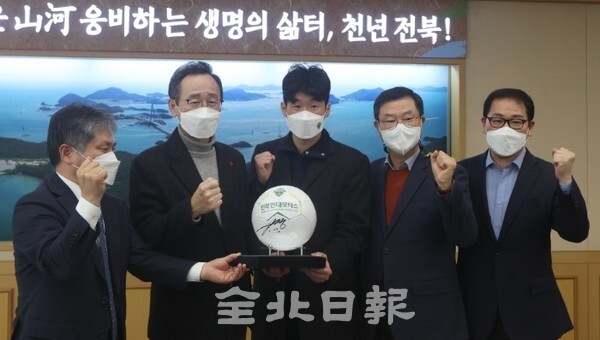 26일 전북도청 회의실에서 송하진 도지사와 박지성 전북현대모터스FC 클럽 어드바이저, 관계자들이 전북현대모터스 축구 활성화 등에 대한 간담회를 갖고 기념촬영을 하고 있다. /사진 = 조현욱 기자