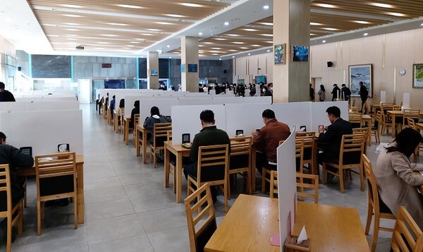 26일 농촌진흥청 구내식당에서 직원들이 점심 식사 중이다.