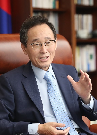 송하진 전북도지사가 새만금 사업 착공 30년을 맞는 소회를 말하고 있다.