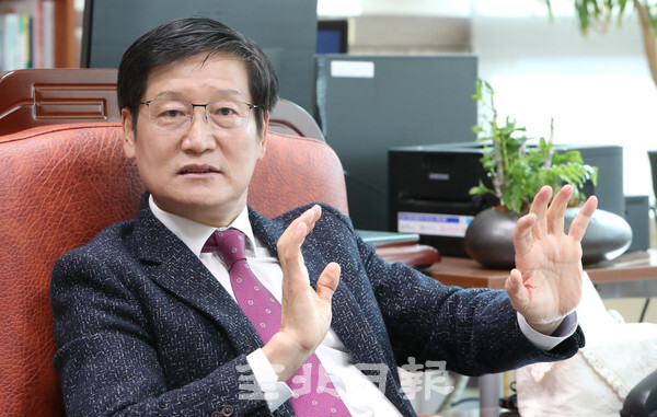 이용섭 전북도선관위 상임위원이 전북일보와의 인터뷰에서 내년 대통령선거와 지방선거에 대한 관리 방향에 대해 말하고 있다. /조현욱 기자