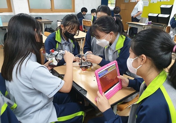군산시가 진로를 찾는 다양한 체험기회를 제공하고 있다. 사진은 중학생 진로체험 활동에 참여하고 있는 학생들의 모습.