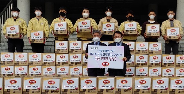 익산 향토기업 ㈜하림이 29일 익산시를 방문해 1억원 상당의 라면 1300박스를 기부하고 기념촬영을 하고 있다.