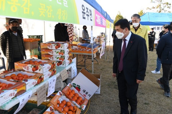 박성일 완주군수가 지난 27일 군청 잔디광장에서 열린 '완주군 농특산물 직거래 상생장터'를 찾아 둘러보고 있다.