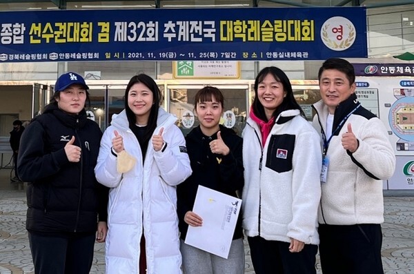 완주군청 여자 레슬링 선수단이 기념촬영을 하고 있다.