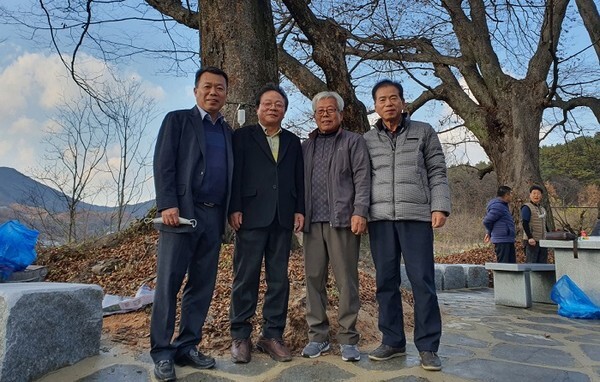 ㈜국제상사 임래준 대표의 기부로 호계마을에 당산나무 쉼터가 조성됐다. (왼쪽부터)신찬우 인계면장, 국제상사 임래준 대표, 임문영 호계마을 노인회장, 최순식 전 면장.