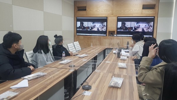 전북도 제공 전북 청소년들이 일본 이시카와현 청소년과 비대면으로 교류를 하고 있다. /사진 제공 = 전북도
