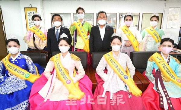 제35회 사선녀 선발 전국대회에서 입상한 사선녀들이 29일 전북일보사를 방문해 편집국장실에서 기념촬영을 하고 있다. /사진 = 오세림 기자