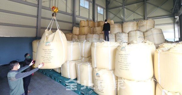 29일 전주시 완산구청 도로관리소에서 겨울철 폭설을 대비해 관계자들이 염화칼슘을 창고에 옮기고 있다. /사진 = 조현욱 기자