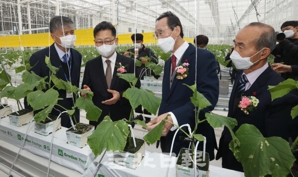 김제 스마트팜 혁신밸리 준공식이 김제시 백구면 일대에서 열린 29일 김현수 농림축산식품부 장관과 송하진 도지사, 박준배 김제시장 등 참석자들이 청년보육 실습농장을 살펴보고 있다. /사진 = 조현욱 기자