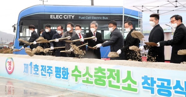 전주시 완산구평화동 제일·성진여객 차고지 부지에서 전주 평화 수소충전소 착공식이 열린 30일 김승수 전주시장과 전병순 전북도 혁신성장산업국장 등 관계자들이 첫 삽을 뜨고 있다. /사진제공 = 전주시