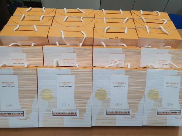 ㈜에스와이테크가  영등 1동 주민센터에 기증한 목욕용품 세트