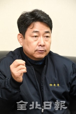 꽃소금 생산업체인 (주)일천 이창호 대표가 환경오염 등으로 천일염 또한 오염 이 많이 됐지만 소비자들의 이해가 낮아 꽃소금이 외면 받고 있다며 불순물 없이 깨끗하게 생산되는 꽃소금을 알리기 위해 노력하고 있다. /오세림 기자