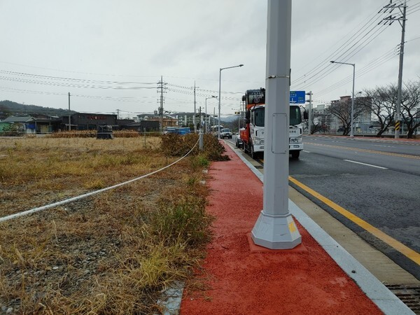 각종 시설물로 인도 기능을 상실한 왕정교 인근 광천북길