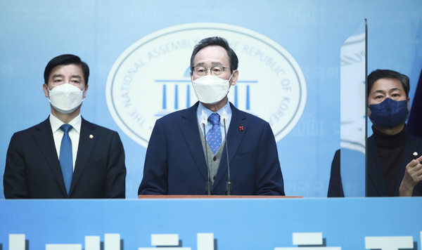 송하진 대한민국시도지사협의회장을 비롯한 지방협의체 대표들이 2일 국회 소통관에서 기자회견을 열고, 지방분권 개헌을 촉구하고 있다. /전북도 제공