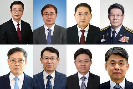 문재인 대통령은 3일 문화체육관광부 1차관에 김현환 문체부 기획조정실장(윗줄 왼쪽부터), 문체부 2차관에는 오영우 문체부 1차관, 농림축산식품부 차관에 김종훈 농림부 기획조정실장, 소방청장에 이흥교 부산 소방재난본부장, 농촌진흥청장에 박병홍 농림부 차관보(아랫줄 왼쪽부터), 해양경찰청장에 정봉훈 해양경찰청 차장, 원자력안전위원회 위원장에 유국희 과학기술정보통신부 국립중앙과학관장, 민주평화통일자문회의 사무처장에 김창수 국가안보실 통일정책비서관을 임명했다. /청와대 제공