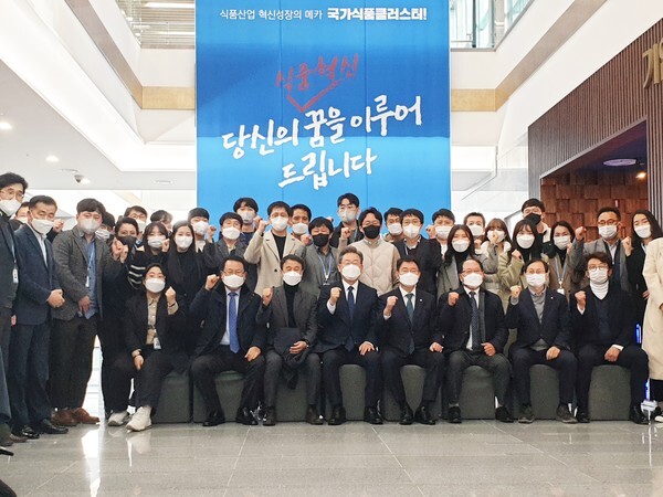 3일 익산 국가식품클러스터를 찾은 이재명 더불어민주당 대선 후보가 정헌율 익산시장, 유재구 익산시의회 의장, 김수흥 ·한병도 국회의원 등과 기념사진을 찍고 있다. 이날 이 후보는 국가식품클러스터 2단계 추진 및 푸드파크 조성 등 현안 해결 필요성에 공감하며 지원 의지를 피력했다.