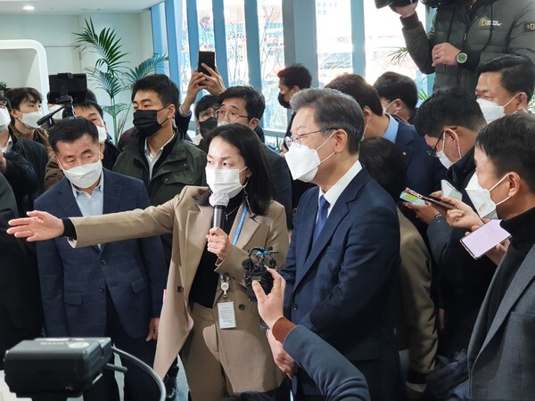 3일 익산 국가식품클러스터를 찾은 이재명 더불어민주당 대선 후보가 기업지원시설인 식품패키징센터에서 관계자로부터 설명을 듣고 있다.