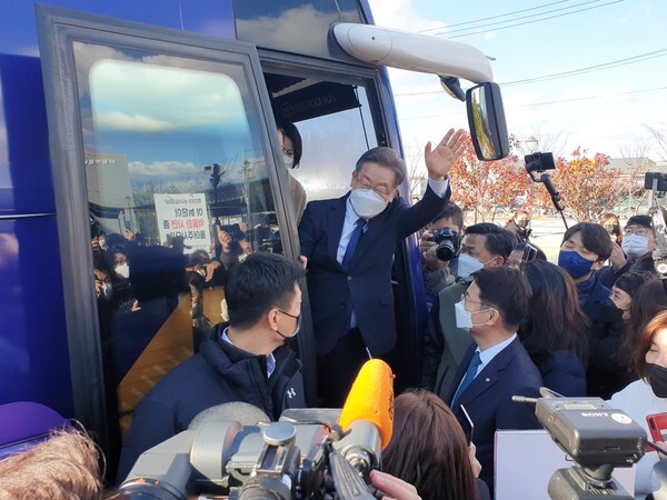3일 익산 국가식품클러스터를 찾은 이재명 더불어민주당 대선 후보가 매타버스(매주 타는 민생 버스)에서 내리면서 손을 흔들고 있다.