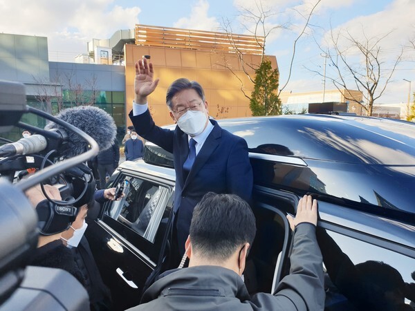 3일 익산 국가식품클러스터를 찾은 이재명 더불어민주당 대선 후보가 전주 한옥마을로 이동하기 위해 차에 타면서 지지 시민들을 향해 손을 흔들고 있다.