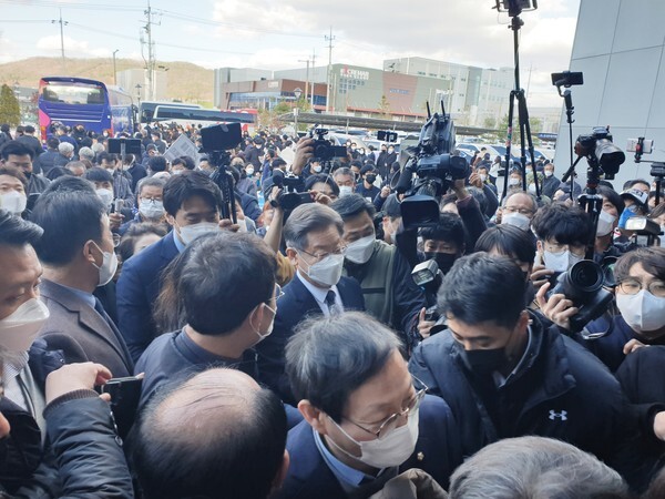 3일 익산 국가식품클러스터를 찾은 이재명 더불어민주당 대선 후보가 전주 한옥마을로 이동하기 위해 차에 타면서 지지 시민들을 향해 손을 흔들고 있다.
